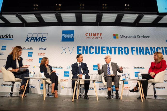 (I-D)La moderadora, Clara Ruiz de Gauna, la presidenta de UNESPA, Mirentxu del Valle, el presidente de INVERCO, Angel Martínez Aldama, el presidente de UNAC, Manuel Ruiz Escudero y la presidenta de KPMG, Pilar Galán, durante la segunda jornada del 'XV Enc