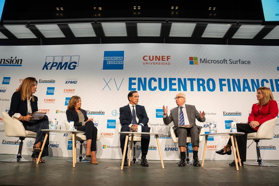 (I-D)La moderadora, Clara Ruiz de Gauna, la presidenta de UNESPA, Mirentxu del Valle, el presidente de INVERCO, Angel Martínez Aldama, el presidente de UNAC, Manuel Ruiz Escudero y la presidenta de KPMG, Pilar Galán, durante la segunda jornada del 'XV E