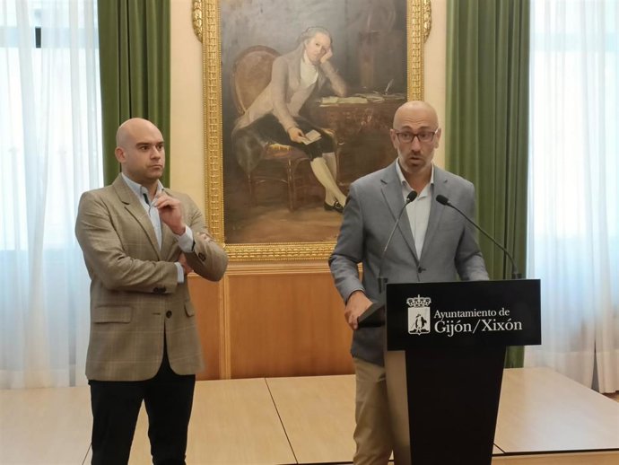 El presidente de Divertia Gijón, Óliver Suárez, en rueda de prensa en el Consistorio gijonés, acompañado del concejal de Urbanismo y Festejos, Jesús Martínez Salvador (Foro).