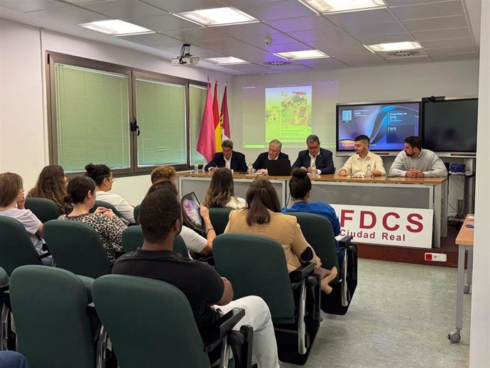 Rueda de prensa de la I Feria de Bienvenida de la UCLM en el organizada por el centro Europe Direct Ciudad Real.