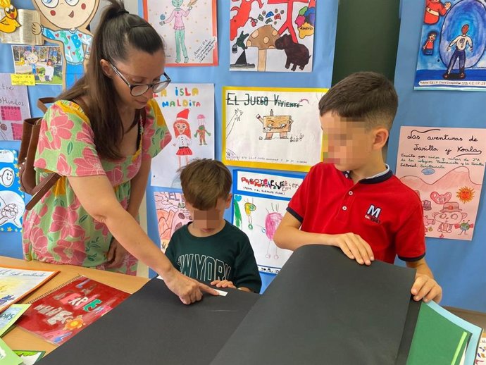 Docente enseñado a niños.