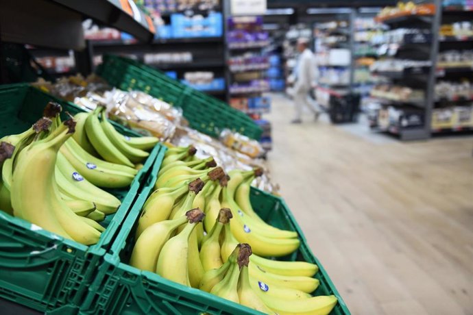 Archivo - Plátanos en un supermercado