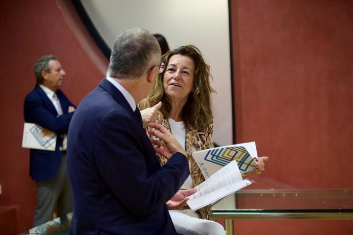 La consejera de Desarrollo Educativo, Carmen Castillo, con el director del Consejo de Transparencia y Protección de Datos de Andalucía, Jesús Jiménez, en la presentación de la 'Guía sobre protección de datos personales para centros'.