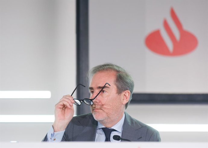 Archivo - El consejero delegado de Grupo Santander, Héctor Grisi, durante la presentación de los resultados de la empresa en el primer semestre de 2023, en la Ciudad Grupo Santander, a 26 de julio de 2023, en Boadilla del Monte, Madrid (España). Banco San