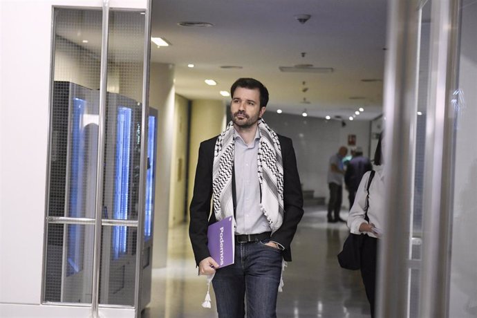 El diputado de Podemos Javier Sánchez Serna llega a una rueda de prensa anterior a la reunión de la Junta de Portavoces, en  el Congreso de los Diputados, a 8 de octubre de 2024, en Madrid (España).