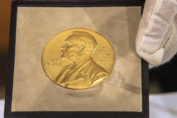 Archivo - FILED - 08 December 2020, Bavaria, Munich: A hand holds the gold medal before the presentation of the Nobel Prize in Physics to the German physicist Genzel. Nobel Prizes to be handed out at ceremonies in Stockholm and Oslo. Photo: Peter Kneffel/