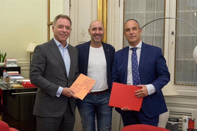 Foto de familia tras la firma del convenio de colaboración entre el Banco Santander y el Teatro de la Maestranza.