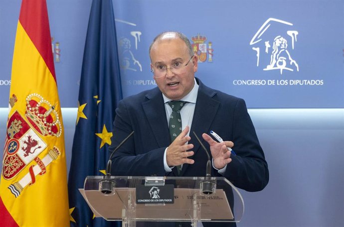 El portavoz del PP en el Congreso, Miguel Tellado, interviene durante una rueda de prensa posterior a la Junta de Portavoces, en el Congreso de los Diputados, en Madrid (España)