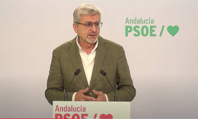 El portavoz adjunto del PSOE-A, Josele Aguilar, en rueda de prensa este martes en Sevilla.