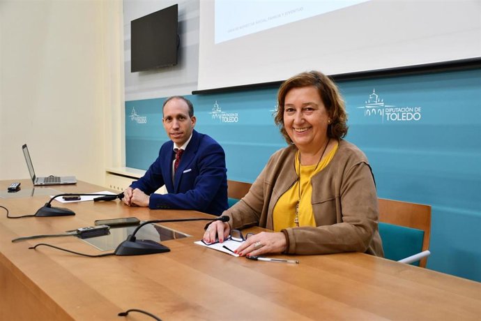El vicepresidente de Bienestar Social, Familia y Juventud, Daniel Arias, y la presidenta de la Diputación de Toledo, Concepción Cedillo,