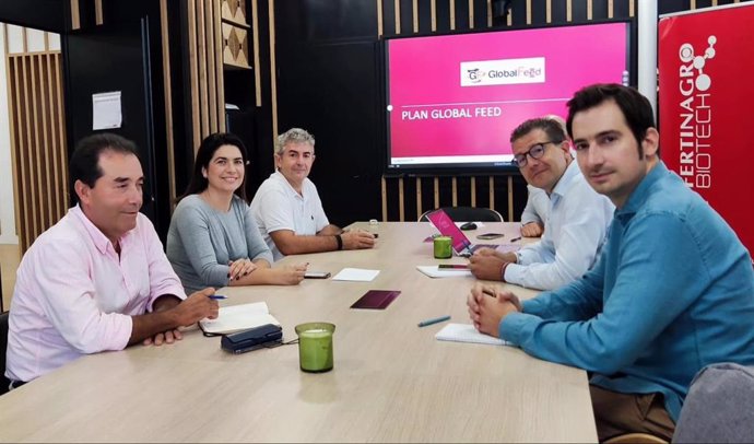 La delegada provincial de Economía, Hacienda y Fondos Europeos, y de Industria, Energía y Minas, Lucía Núñez, en su visita a Fertinagro.