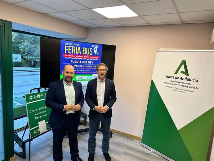 Sergio López y Miguel Contreras presentan el servicio especial de autobuses metropolitanos por la Feria de San Lucas.