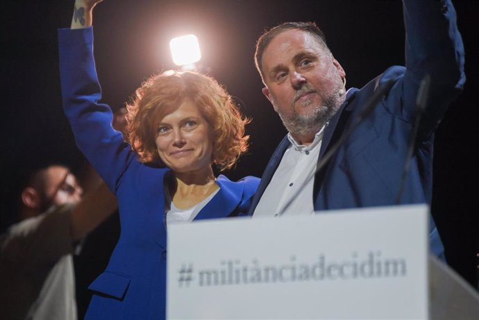 El expresidente de ERC Oriol Junqueras y la líder de ERC en el Ayuntamiento de Barcelona, Elisenda Alamany, durante la presentación de la candidatura 'Militancia Decidim'