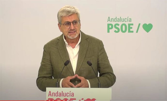 El portavoz adjunto del PSOE-A, Josele Aguilar, en rueda de prensa en Sevilla.