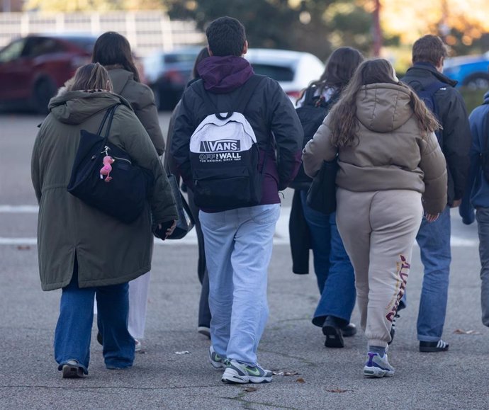 Archivo - Varios jóvenes con mochilas.