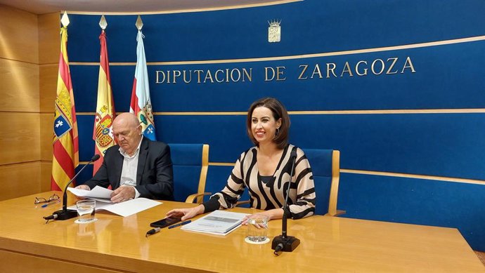 El diputado delegado de Recursos Agrarios, Vías e Infraestructuras de la DPZ, Francisco Compés, y la vicepresidenta de la institución, Teresa Ladrero.