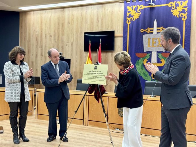 El consejero de Presidencia, Justicia y Administración Local, Miguel Ángel García Martín,  descubre en los juzgados de Plaza de Castilla una placa en honor a Luis Portero, fiscal jefe del Tribunal Superior de Justicia de Andalucía (TSJA)