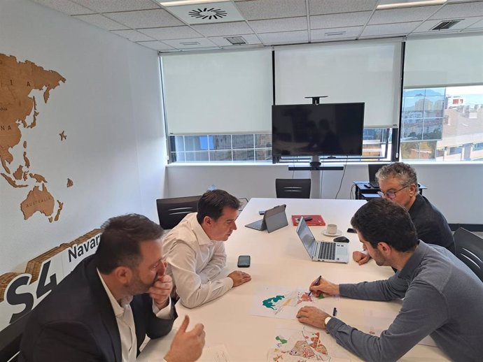 Imagen de la reunión entre el consejero de Industria y de Transición Ecológica y Digital Empresarial del Gobierno de Navarra, Mikel Irujo, y el alcalde de Alsasua, Javier Ollo