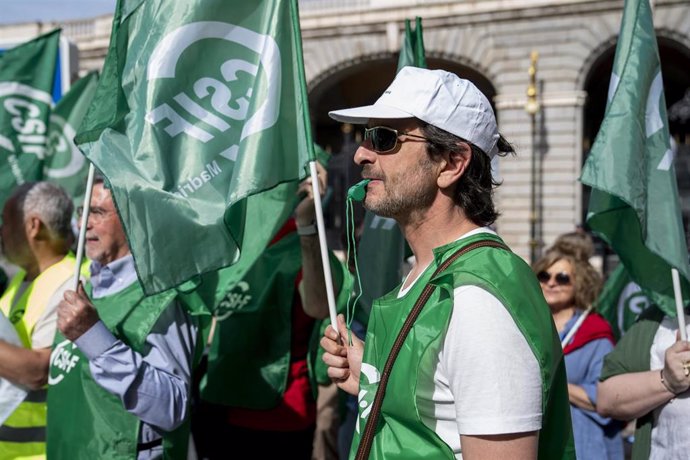 Archivo - Trabajadores de Patrimonio Nacional durante una concentración convocada por la Central Sindical Independiente y de Funcionarios (CSIF), frente al Palacio Real, a 3 de mayo de 2023, en Madrid (España). Los trabajadores de Patrimonio Nacional se h