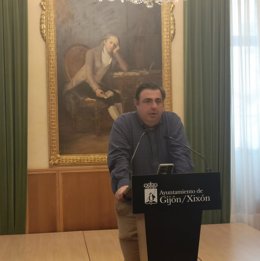 El concejal de Tráfico, Movilidad y Transporte Público, Pelayo Barcia, en rueda de prensa en el Consistorio gijonés.