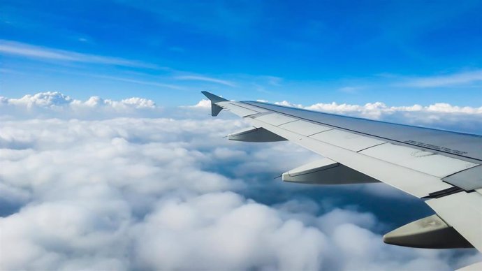 Archivo - Ala de un avión surcando el cielo azul.