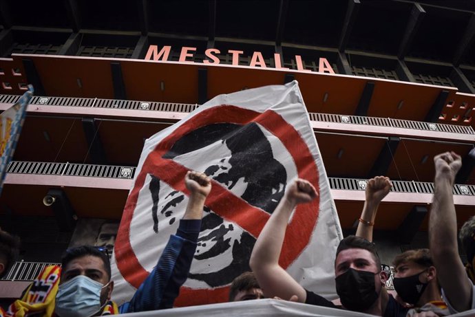 Archivo - Imagen de archivo de una protesta contra la gestión de Peter Lim, máximo accionista del Valencia CF