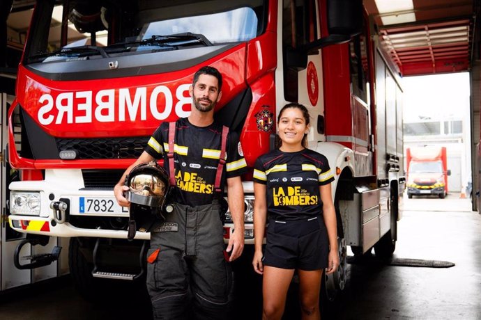 Decathlon y la Cursa Bombers Barcelona homenajean a los bomberos en la camiseta oficial del 25 aniversario.