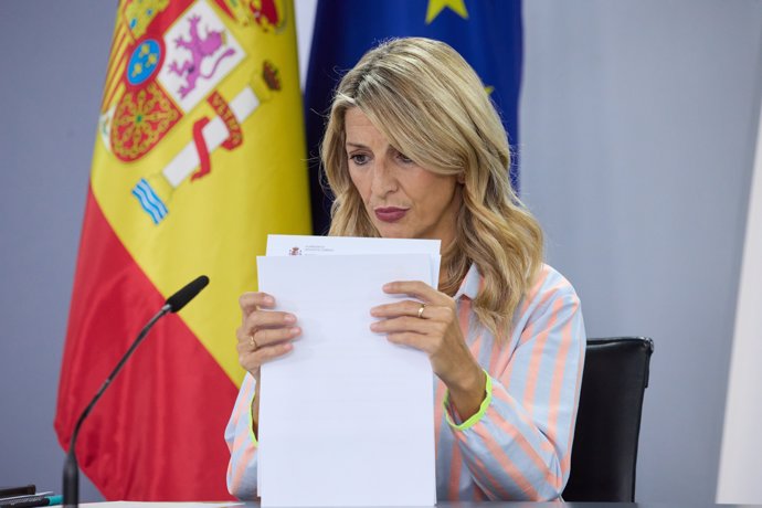 La vicepresidenta segunda y ministra de Trabajo y Economía Social, Yolanda Díaz, durante una rueda de prensa posterior al Consejo de Ministros, en el Palacio de la Moncloa, a 8 de octubre de 2024, en Madrid (España).