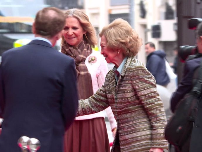 Doña Elena ha recibido a la Reina Sofía a las puertas del Real Casino de Madrid con motivo de la entrega de los premios de la Fundación Mapfre