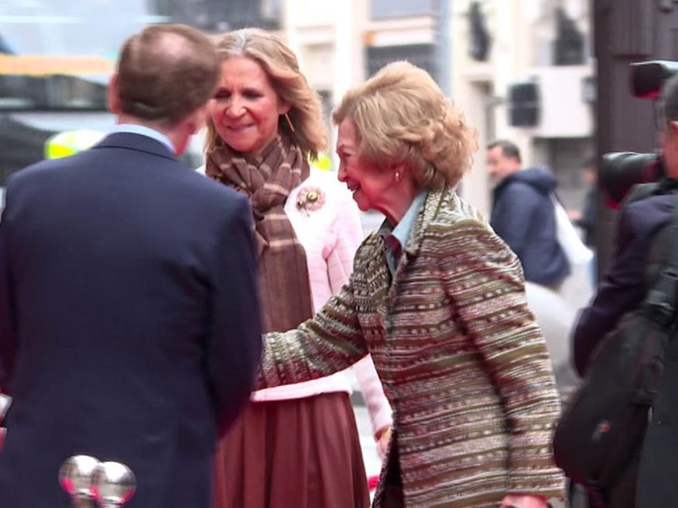 Doña Elena ha recibido a la Reina Sofía a las puertas del Real Casino de Madrid con motivo de la entrega de los premios de la Fundación Mapfre