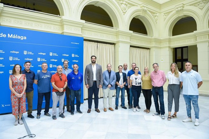 El concejal delegado de Deporte, Borja Vivas, junto a representantes de las federaciones y clubes de la ciudad, ha presentado el programa de actividades.