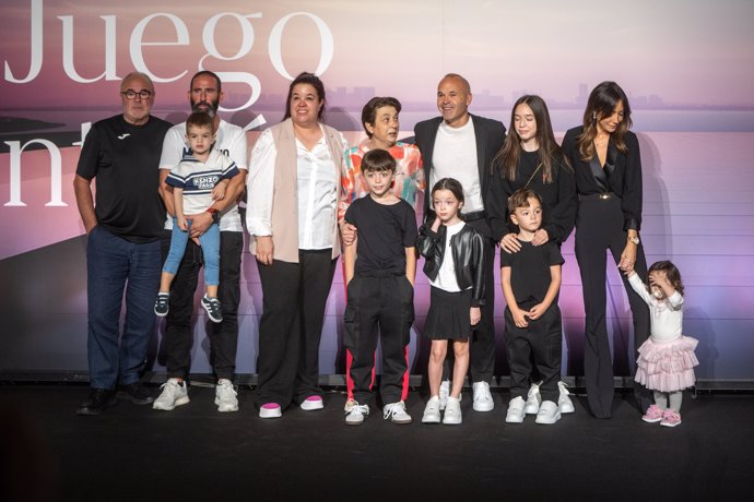 El jugador Andrés Iniesta durante una rueda de prensa, en el America’s Cup Experience, ubicado en el Port Vell de Barcelona, a 8 de octubre de 2024, en Barcelona, Cataluña (España).