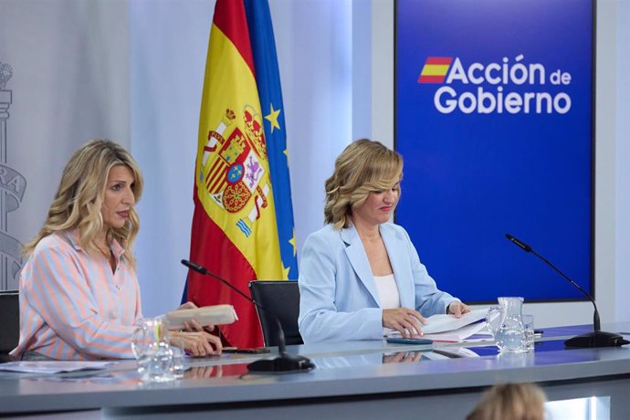 La ministra de Trabajo y Economía Social, Yolanda Díaz (i) y la ministra Portavoz y de Educación y Deporte, Pilar Alegría (d),