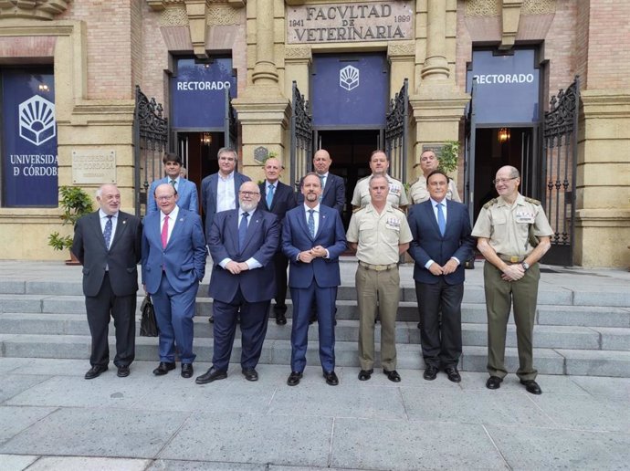 Villamandos (2º dcha.) con responsables de la UNIA, de la UCO y del Ejército de Tierra, que participan en el curso.