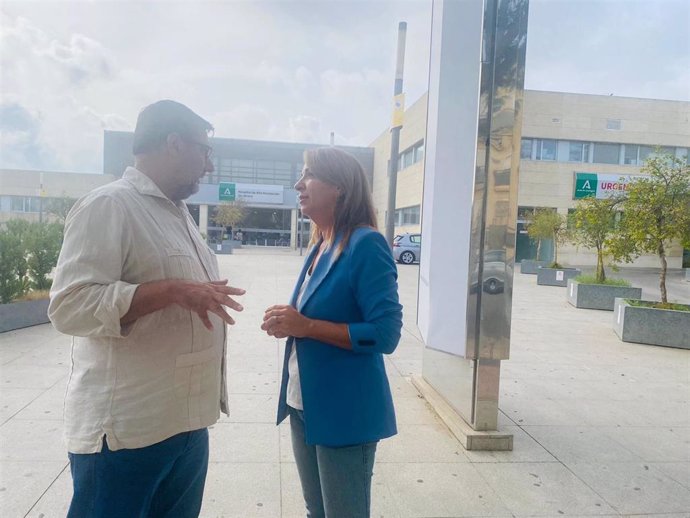 La vicesecretaria general del PSOE de Sevilla y parlamentaria andaluza, Encarnación Martínez, y el vicesecretario general del partido y portavoz socialista en el Ayuntamiento de Utrera, José María Villalobos.