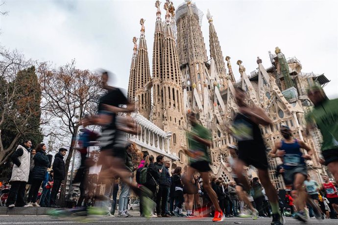 Archivo - Varios corredores pasan junto a la Sagrada Familia durante la Zurich Marató de Barcelona 2024, a 10 de marzo de 2024, en Barcelona, Catalunya (España).