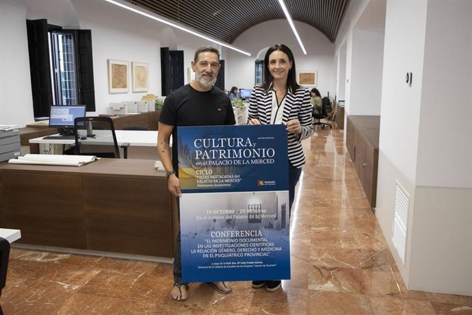 La delegada de Presidencia, Gobierno Interior y Vivienda de la institución provincial, Marta Siles, presenta el cartel del ciclo.