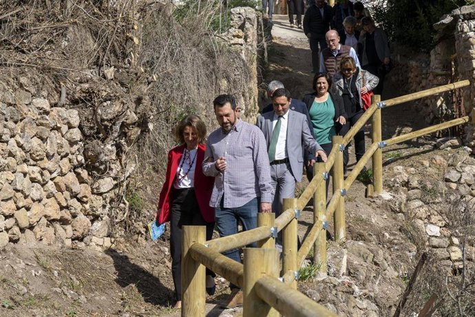 Archivo - El alcalde de Enguídanos, Sergio De Fez, durante su visita de Teresa Ribera al municipio.