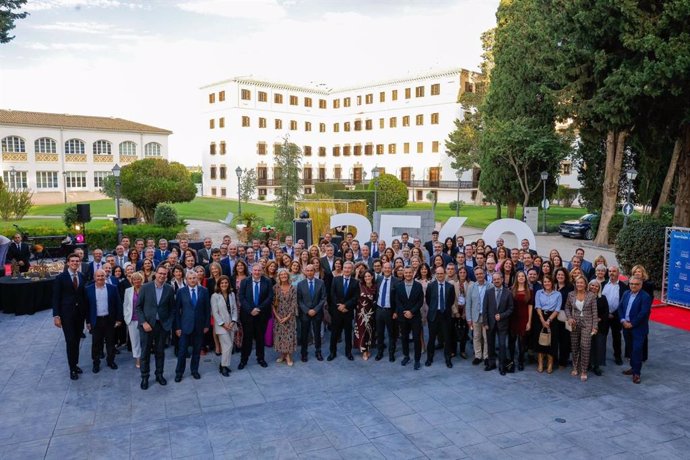 Foto de familia de los homenajeados, acompañados por el consejero delegado del Banco, Víctor Iglesias, el director de Personas, José Ignacio Oto, y algunos de los miembros del Comité de Dirección