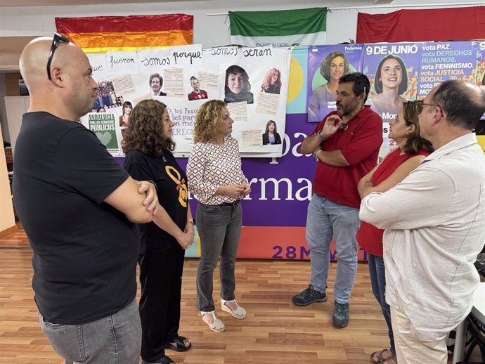 La portavoz del grupo Con Podemos-IU, Susana Hornillo, en una reunión con representantes de los trabajadores afectados.