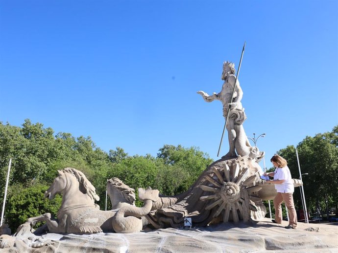 Archivo - Trabajadora intervienen en la Fuente de Neptuno para su rehabilitación, a 16 de abril de 2024, en Madrid (España). 