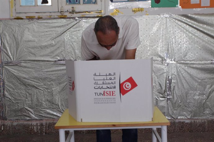 Un hombre vota durante las elecciones presidenciales en Túnez (archivo)