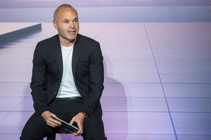 El jugador Andrés Iniesta durante una rueda de prensa, en el America’s Cup Experience, ubicado en el Port Vell de Barcelona, a 8 de octubre de 2024, en Barcelona, Cataluña (España). Con 885 partidos a sus espaldas, Iniesta se despide del fútbol como una l