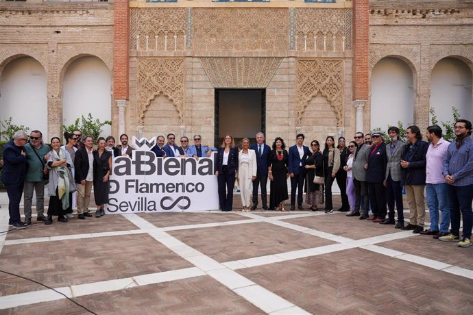 Foto de familia, con el alcalde en el centro, en el Alcázar, con motivo del balance de la Bienal.