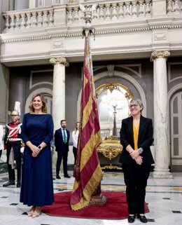 L'alcaldessa de València, María José Catalá (e) , junt amb la portaveu municipal de Compromís i portadora de la Reial Senyera el 2024, Papi Robles (d).