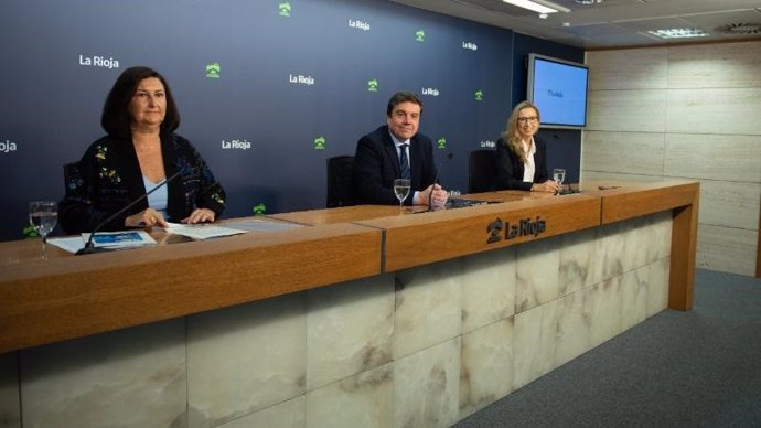 El consejero de Educación y Empleo, Alberto Galiana, la consejera de Economía, Innovación, Empresa y Trabajo Autónomo, Belinda León, y la directora general de Empleo, Cristina Salinas