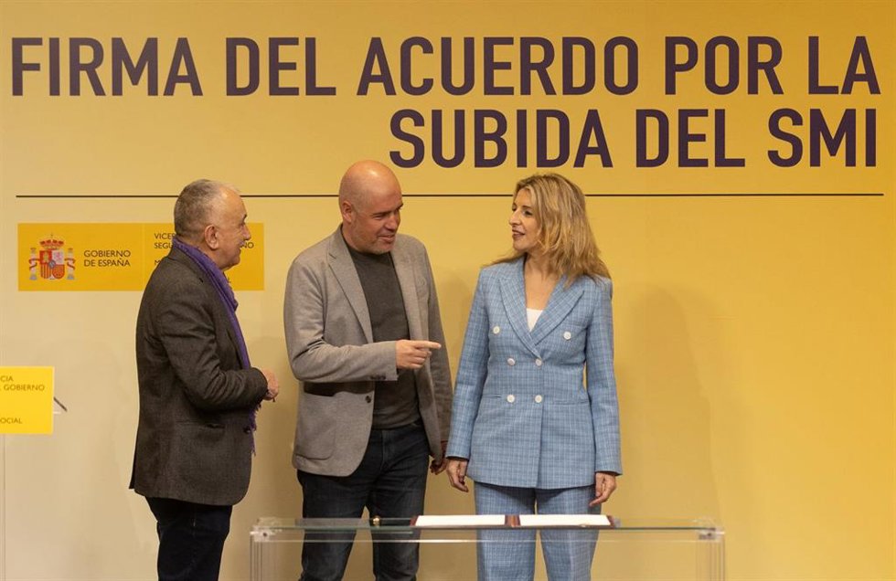 Archivo - La vicepresidenta segunda del Gobierno y ministra de Trabajo y Economía Social, Yolanda Díaz (d), junto a los secretarios generales de CCOO, Unai Sordo (c), y de UGT, Pepe Álvarez (i), durante la firma del acuerdo para la subida del 5% del SMI