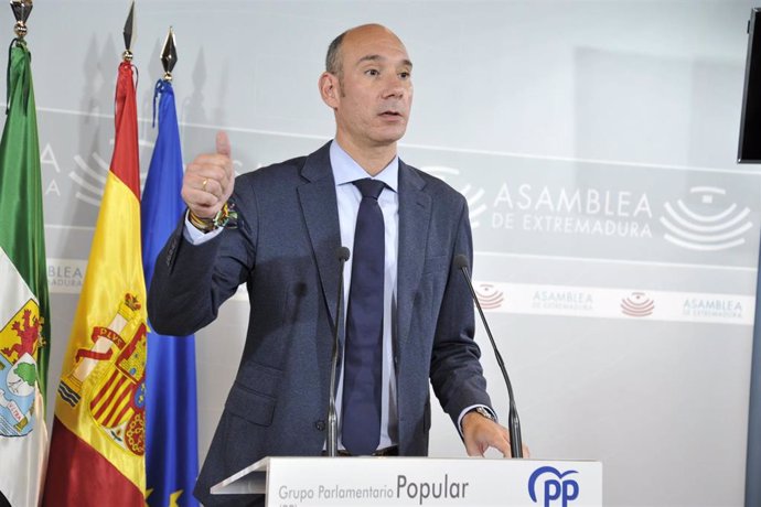 El portavoz del Grupo Parlamentario Popular en la Asamblea de Extremadura, José Ángel Sánchez Juliá, en rueda de prensa