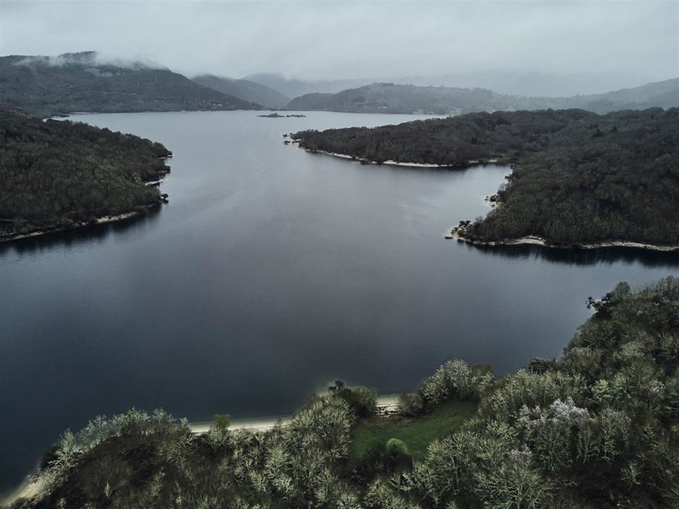 Archivo - Vista aérea del embalse de Prada desde la zona Candeda, a 17 de abril de 2023, en Ourense, Galicia (España). La comunidad con menos agua actualmente es Murcia con tan sólo un 27,03% de agua embalsada, seguida de Andalucía, con un 29,46%. En ca