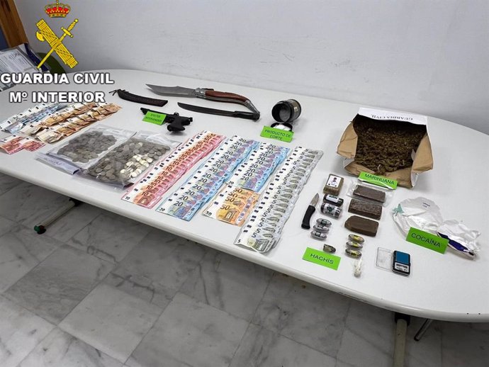 Droga, dinero y armas intervenidas en una vivienda de Conil.